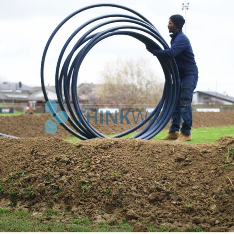 Installation arrouseurs irrigation dans un stade de foot